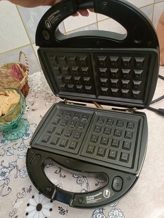 Вафельница продам