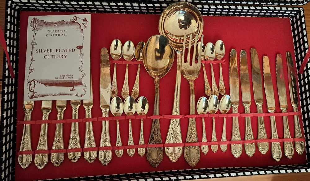 Комплект за хранене (прибори за 12 човека)