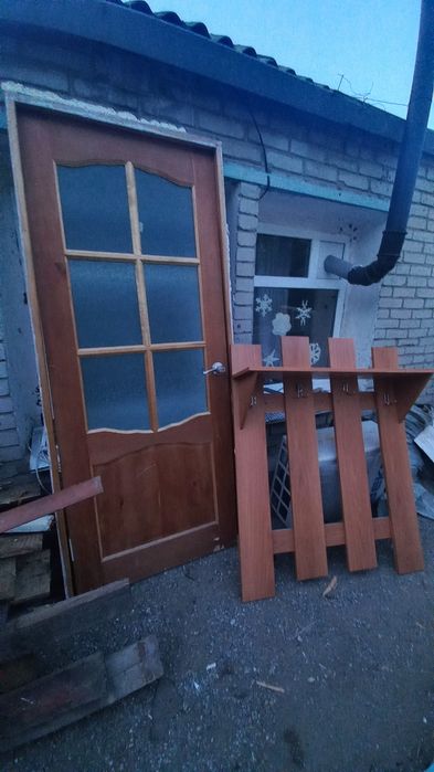 Отдам вешалку и дверь ДАРОМ