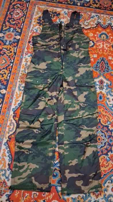 Продам штаны на лямках комуфлированные.