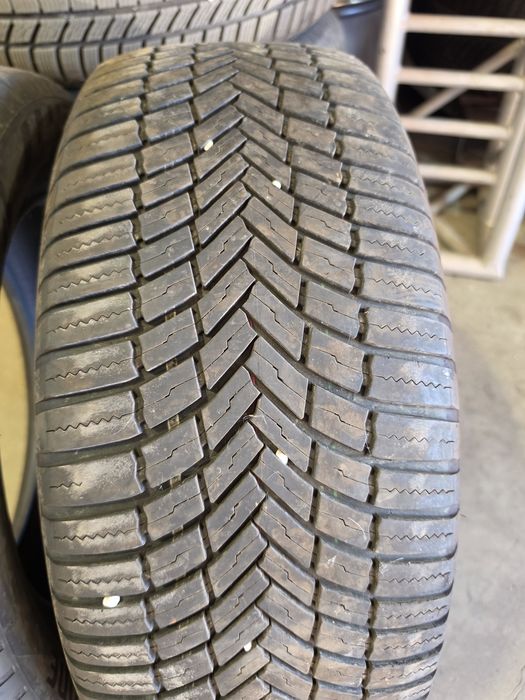 2бр. 235/55/17 Bridgestone dot4422 всесезонни гуми