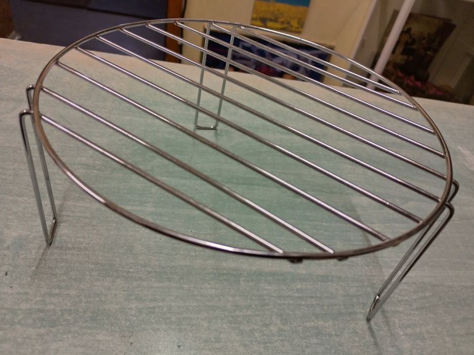 Кръгла метална скара на крачета