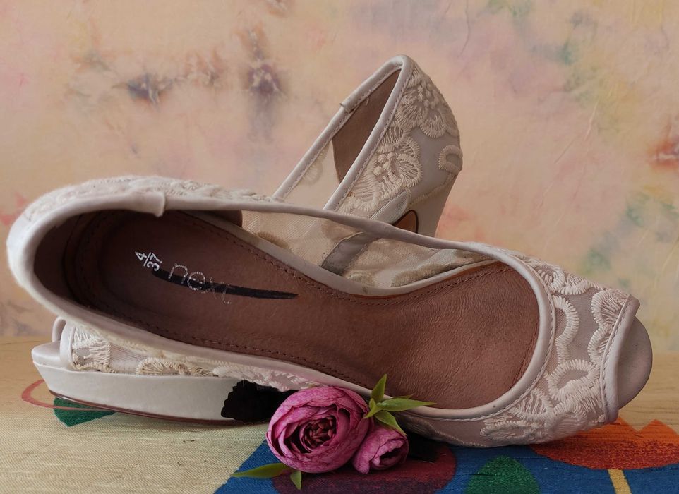 Черни обувки на ток "NEW LOOK" и бели дантелени обувки на ток "NEXT"