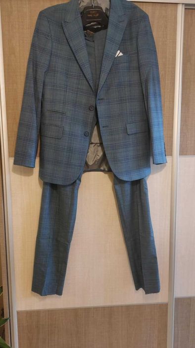 Официален костюм