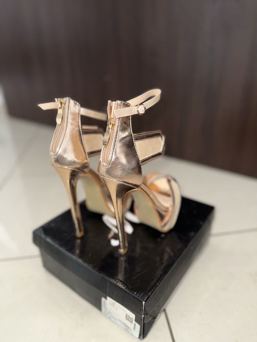 Sandale cu toc mărimea 36