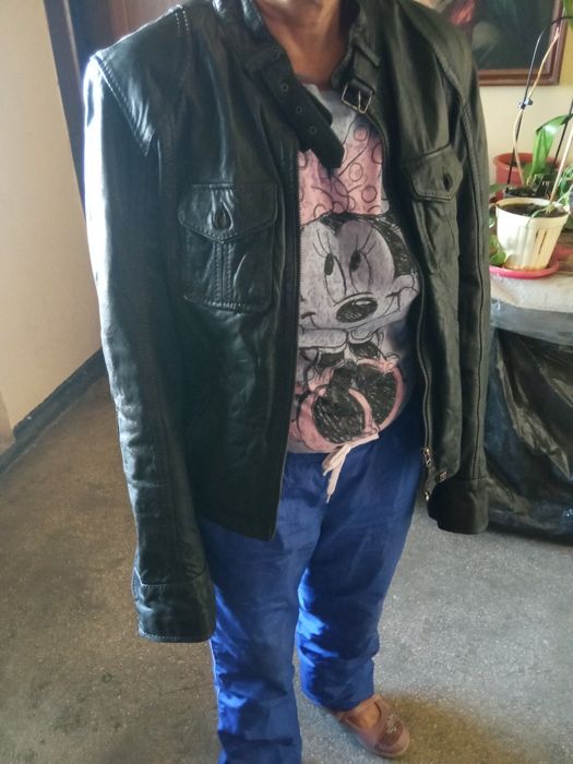 Vand geaca de piele neagra in stare buna