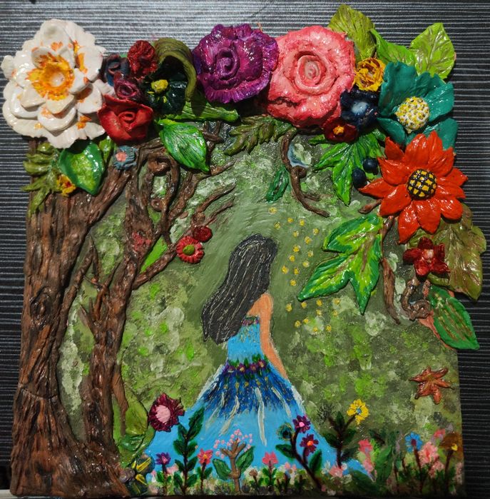 Tuvalga loy va ranglar bilan chiroyli tarzda qolipga solingan rasm.