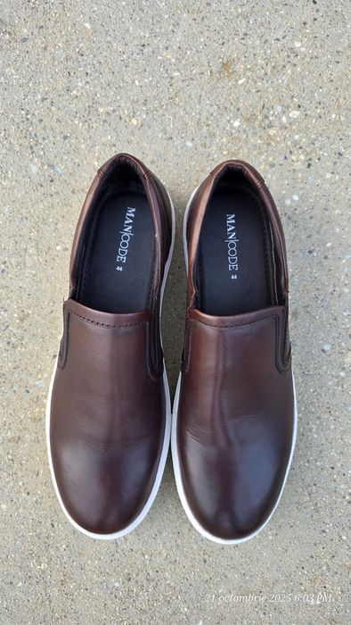 Pantofi maro cu talpa alba