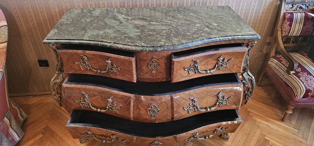 Comodă în stil Louis XV cu blat de marmură verde.