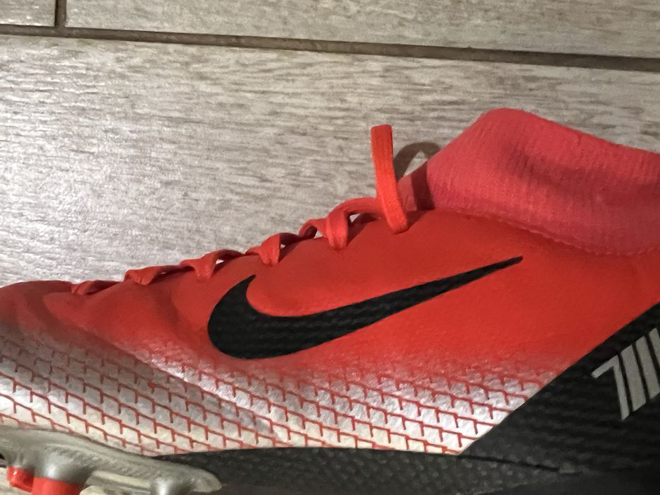 Бутонки найк червени