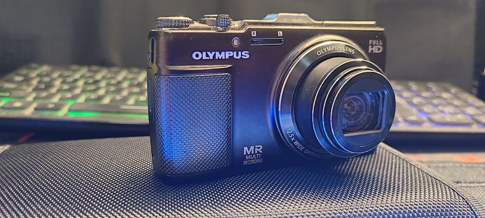 Camere foto Olympus si Panasonic