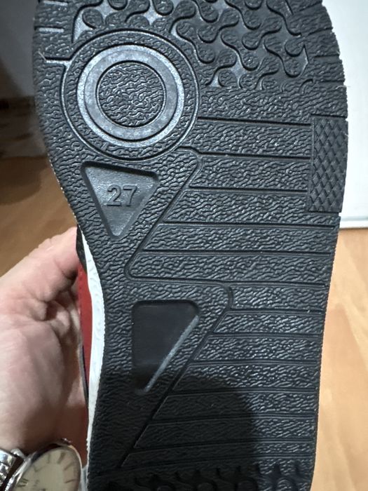 Vand adidasi cu lumini