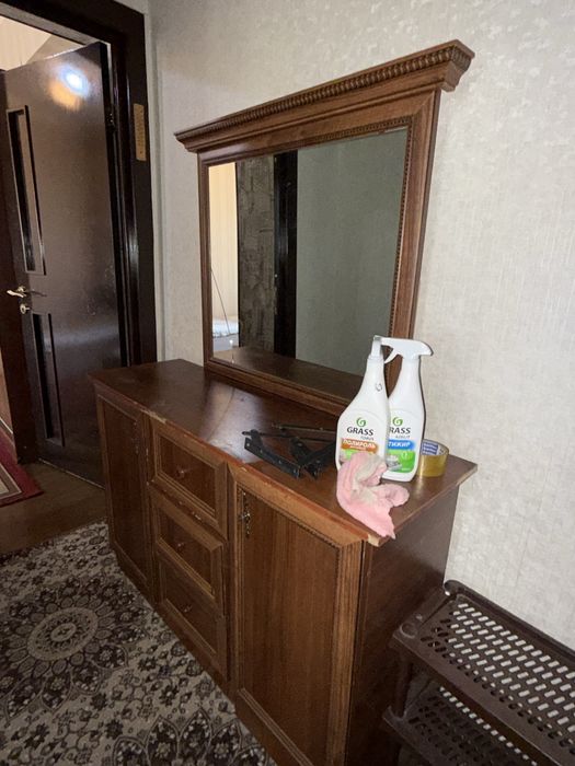 Шкаф и комод с зеркалом