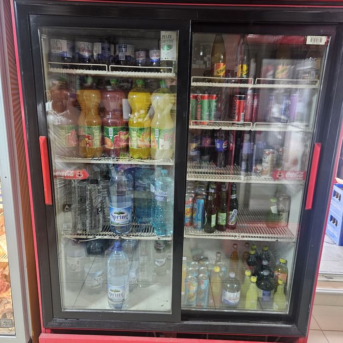 Vand frigider coca cola