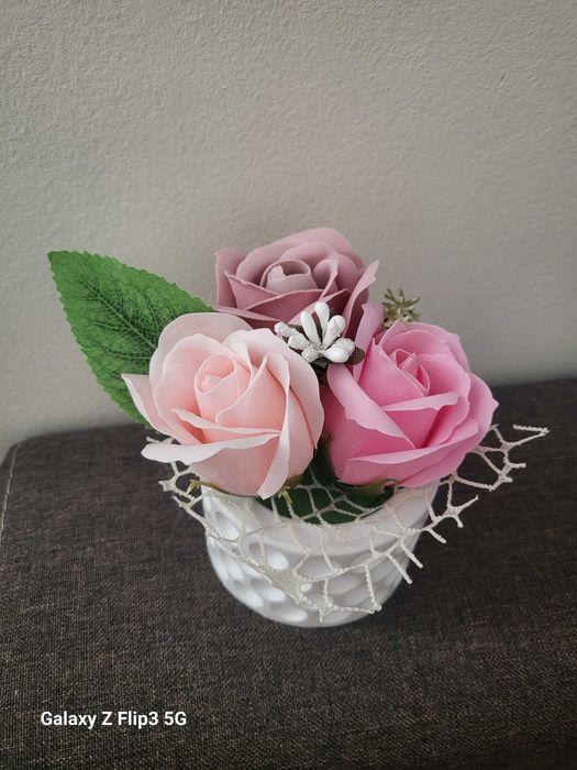 Кутии, кошнички и кашпи с рози от пластичен сапун