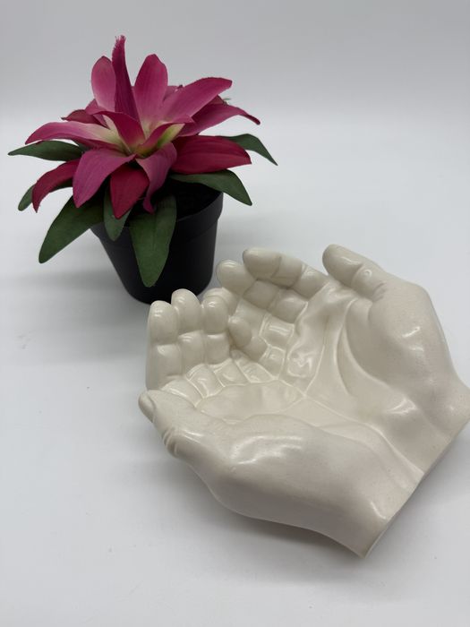 Ключница рука из гипса