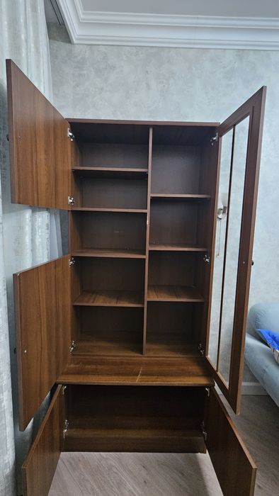 Сервант (шкаф-витрина)