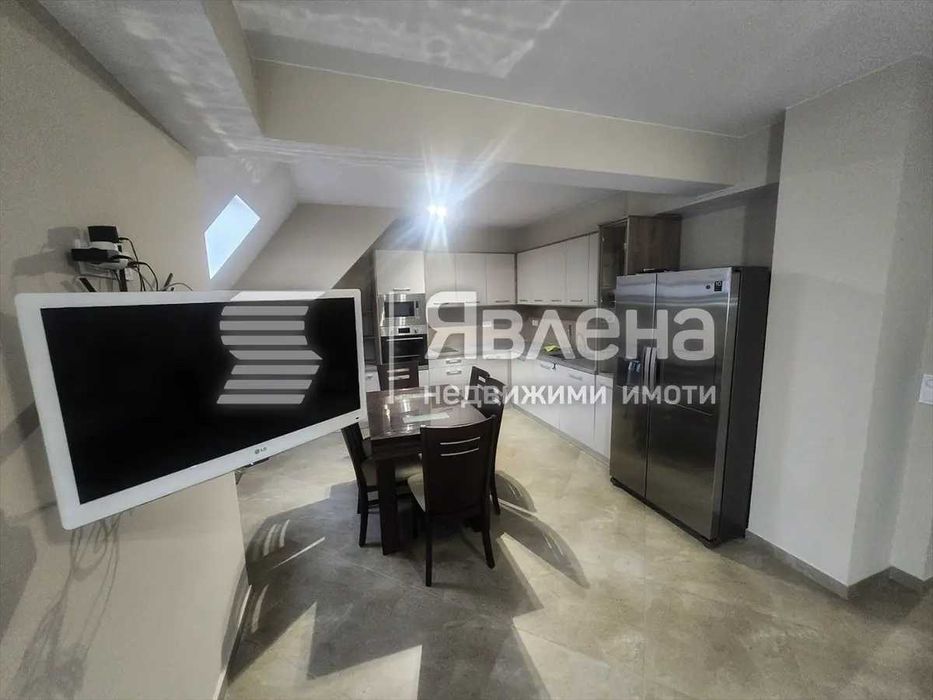 Дава се под наем Тристаен апартамент в София, Център - 89 кв.м за 767 € - Снимка #1