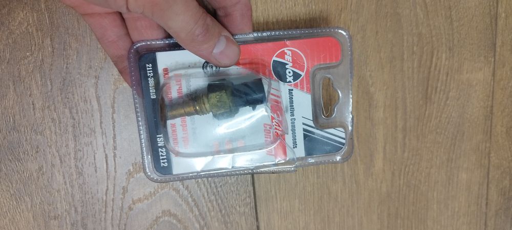 Продам замки 1000 ; датчики 500 гитара дворника