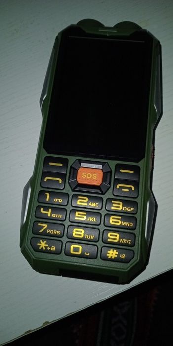 Мобилен телефон Yeemi Q9 с 4 SIM карти За възрастни хора, лов, риболов