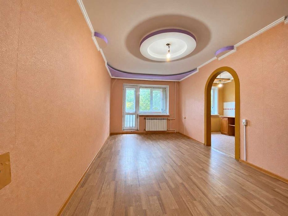 Продам 1- комнатную квартиру на 6 микрорайоне, 3 этаж/5. Не угловая.