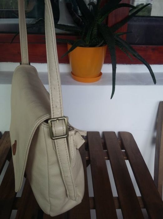 Две дамски чанти с дълга дръжка -15 лв