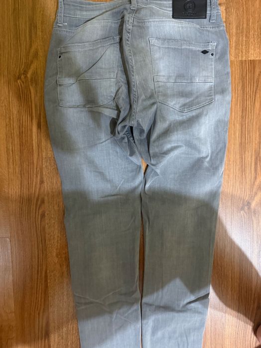 Сиви Дънки. Чисто нови! Слагал съм ги много малко време.