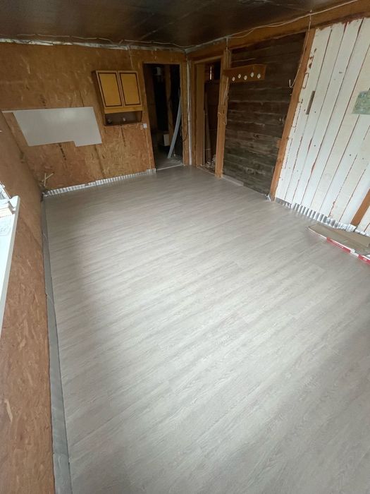 укладка ламината, линолеума