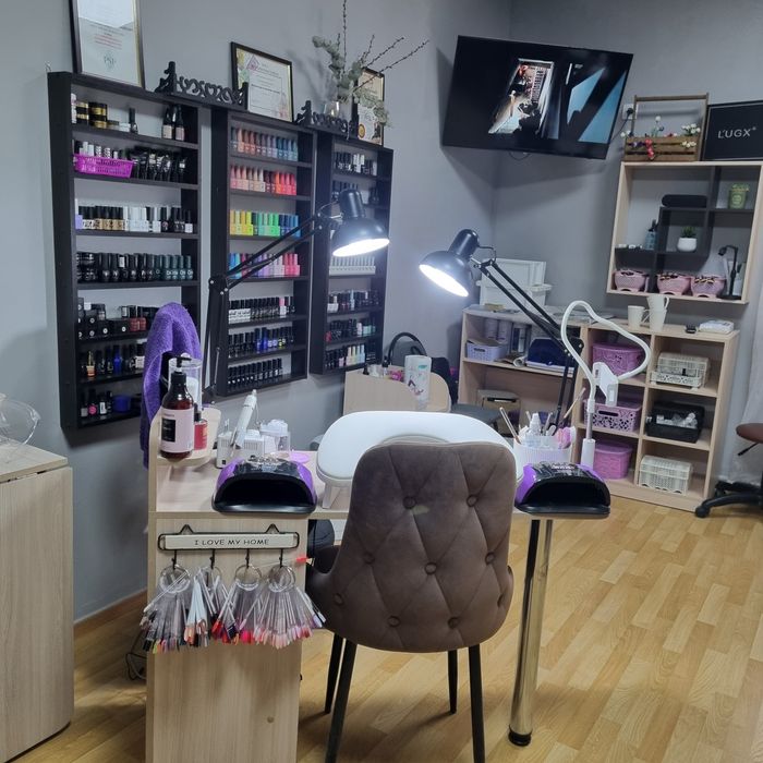 Сдам в аренду маникюрный стол