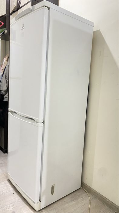 Indesit holadilnik sotiladi