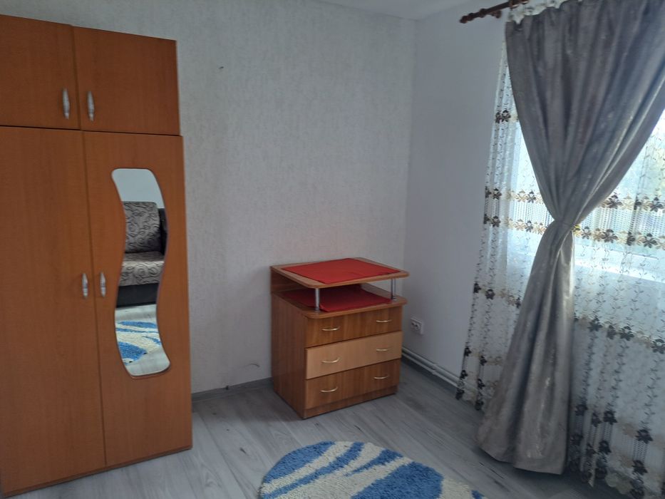 Închiriez  apartament