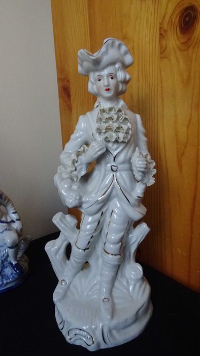 Много големи порцеланови фигури във Викториянски стил, с дантела.