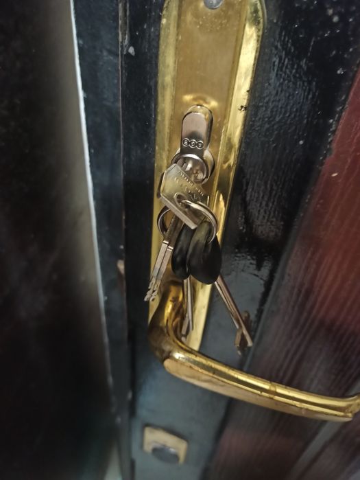 Продавам метална врата