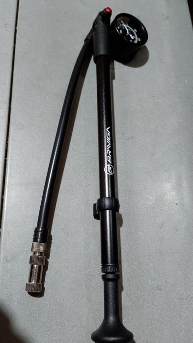 Vând pompe de suspensii de bicicleta si portbagaj de bicicleta