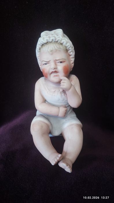 Статуэтки из бисквитного фарфора.