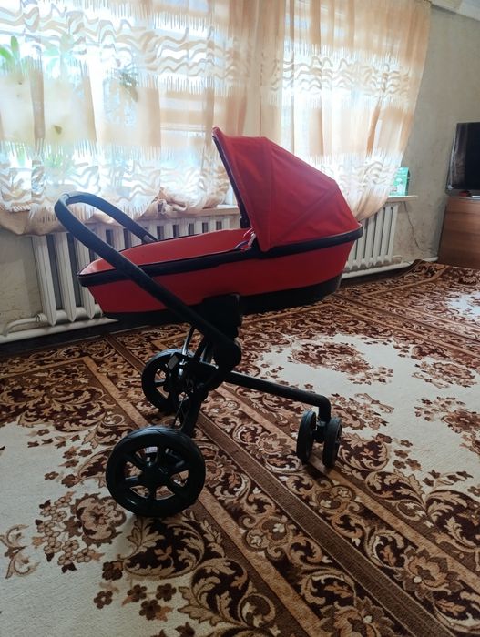 Продам коляску с люлькой quinny
