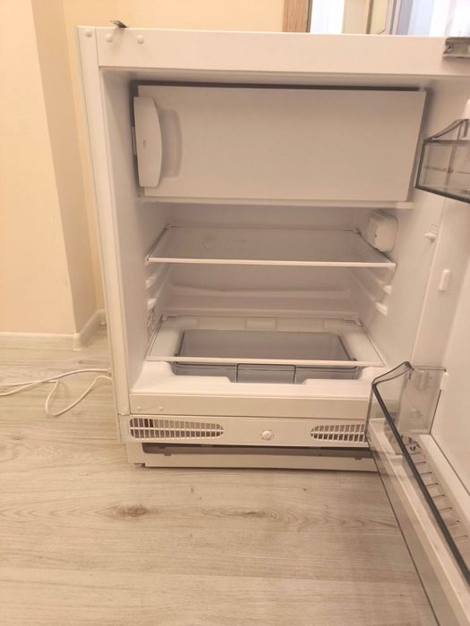 Хладилник за вграждане чисто нов