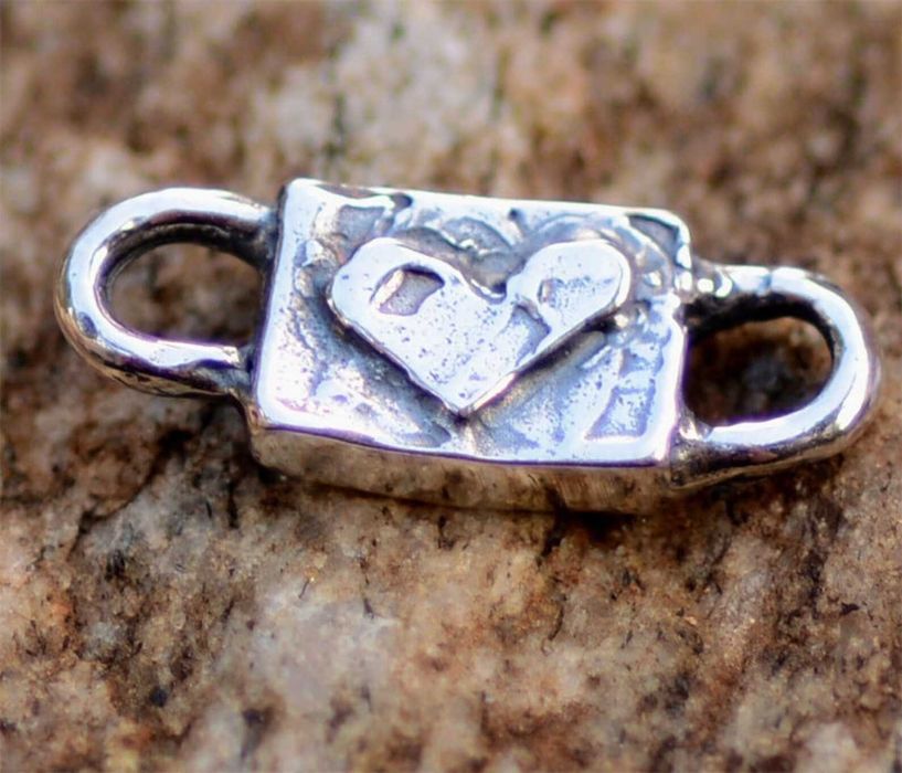 Сребърен свързващ елемент 925 сърце – рустик стил, талисман за любов.