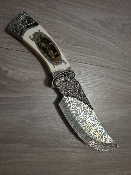 Cuțit decorativ cu lamă gravată, mâner ornamentat – piesă de colecție