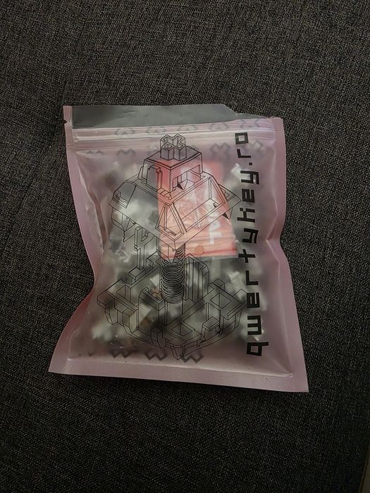 Vand 58 de switchuri brown de la qwerty key