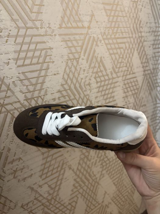 Продам кроссовки женские