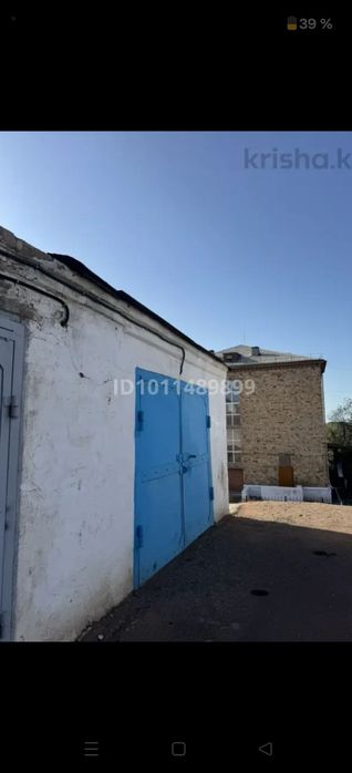 Большой гараж возле школы