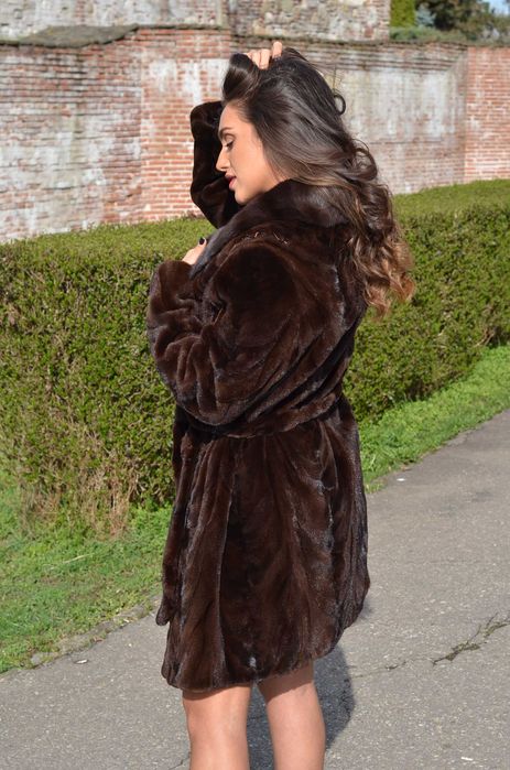 Haina blana lunga de nurca [Amanet Club Caro]