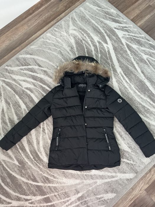 Дамско яке в черен цвят с качулка