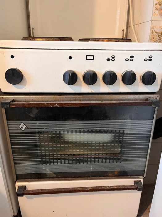Продавам работеща готварска печка.
