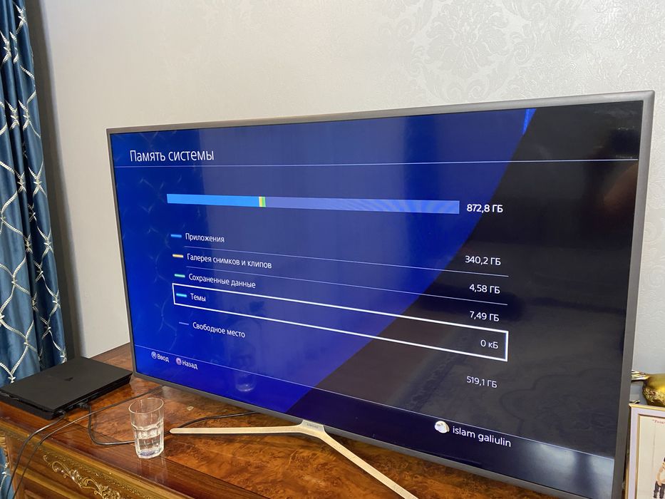 Продам PS4 с играми 2 джойстика