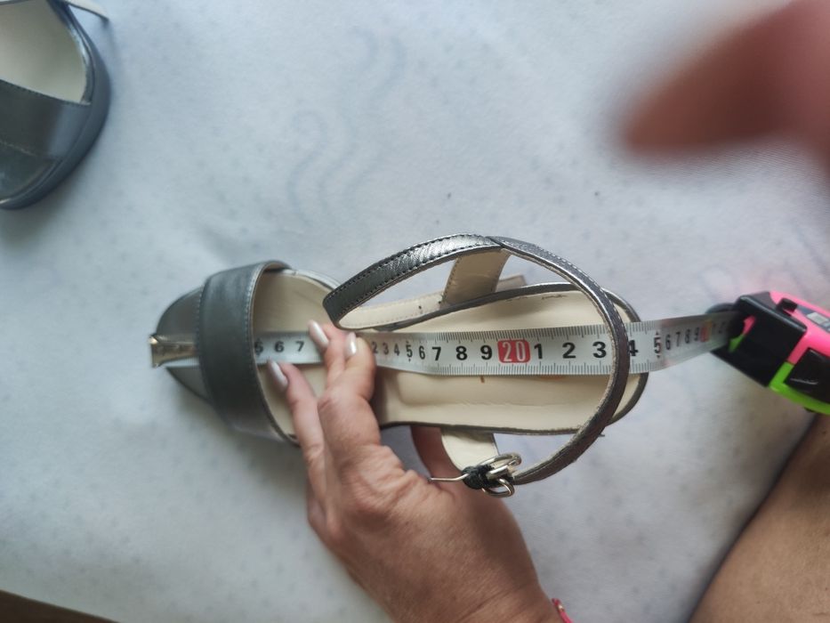 Елегантни сандали с ток