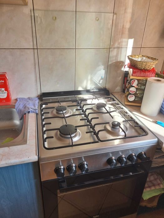 Aragaz Beko 4 ochiuri cu cuptor electric si Hota clasica Beko