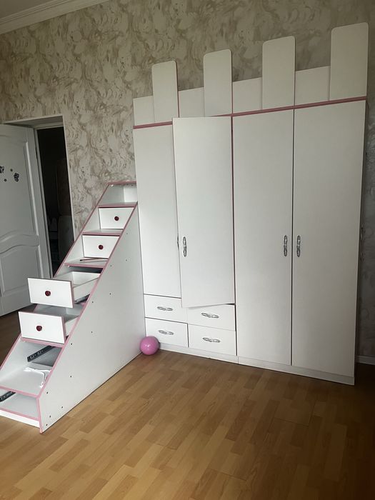Детский шкаф и стол для девочки