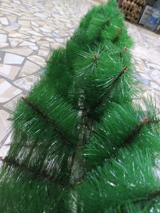 Хвойная ветка. Хвойная лапа. Ёлочная ветка. Гирлянда. Декор из елки